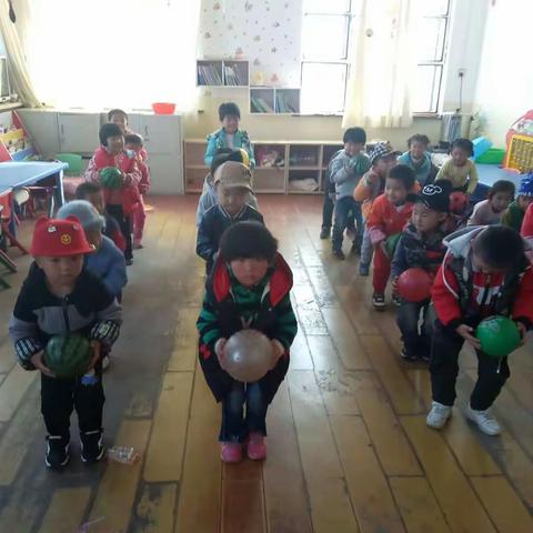 三堡镇中心幼儿园中班开展“玩皮球”主题活动