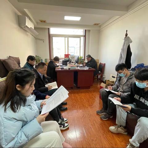 区工信和商务局产业信息促进科和大数据服务中心集体学习八项重点任务，全力以赴做好各项工作