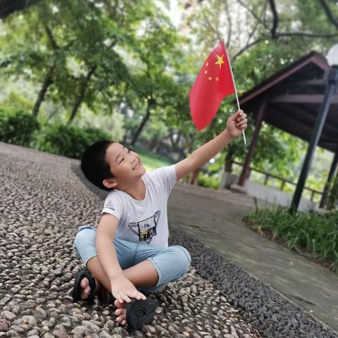 发展小学“我与国旗合个影”创意摄影比赛网络投票来啦！（个人篇）