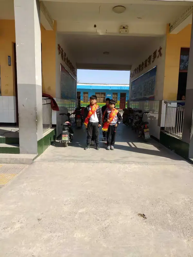 安丰乡渔洋小学举行升国旗仪式