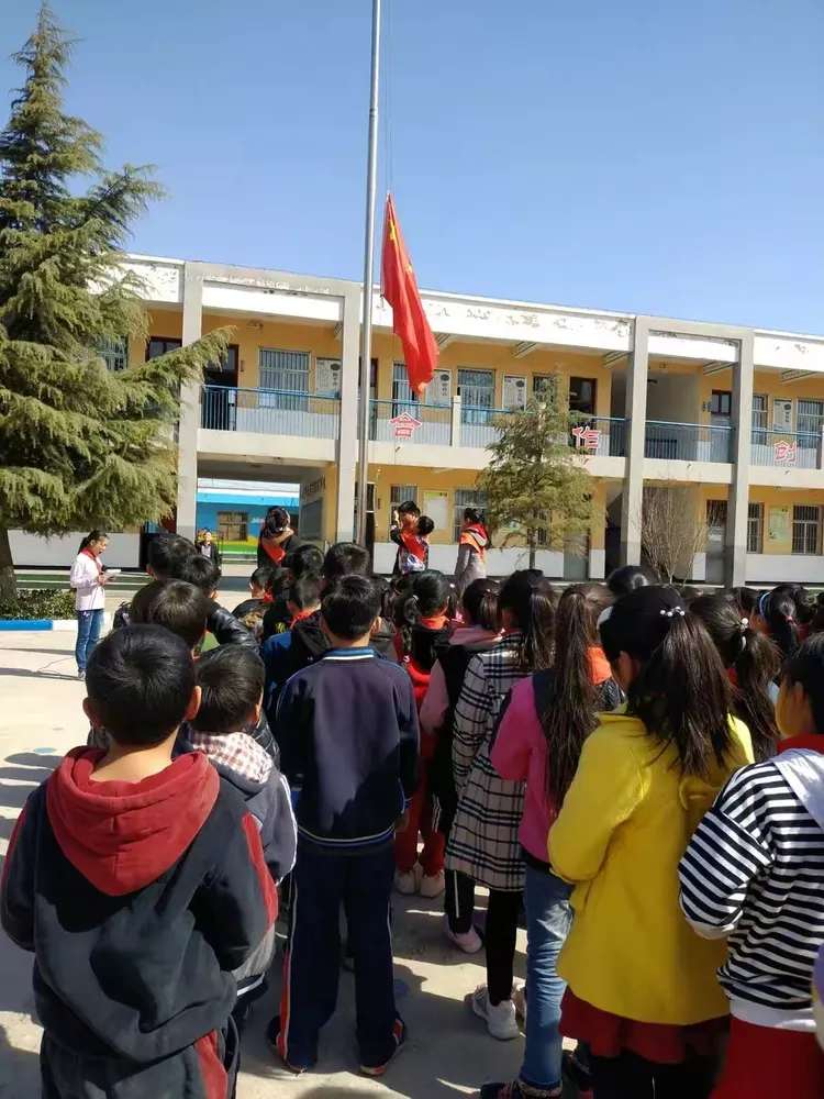 安丰乡渔洋小学举行升国旗仪式