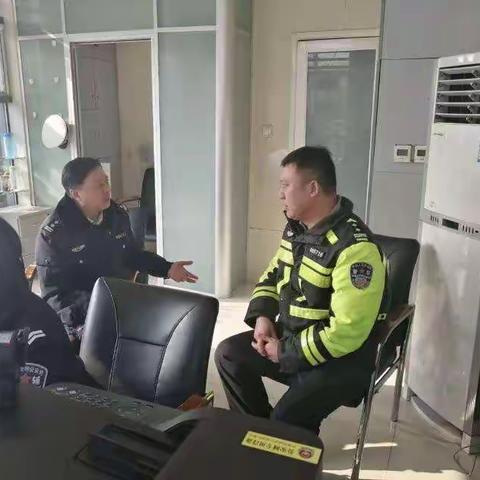 交管局副局长王建峰到中山西警务站检查指导市“两会”及春运工作