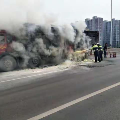 【环城大队】货车突然着火   交警快速扑救
