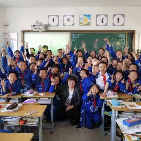 乌兰浩特蒙古族小学爱美德育教育系列活动之一爱合卓越家长讲家教，爱合卓越教师讲家教，爱合卓越学生说家教