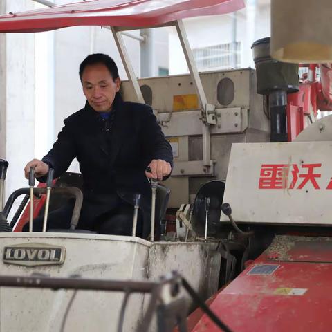 向全国劳模李耀春学习致敬，争当新时代优秀校园小记者