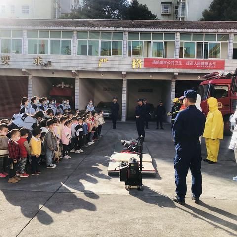 走进消防大队，感恩伟大消防员👨‍🚒——润荷幼儿园参观消防队活动。