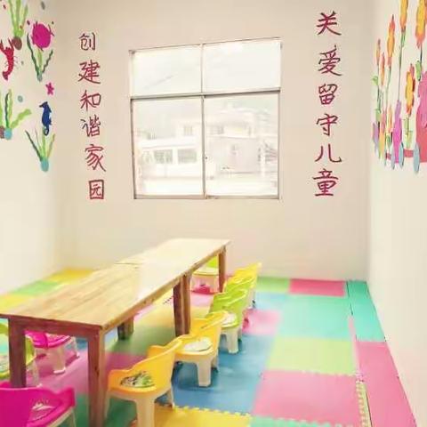 孟溪镇康希幼儿园部分老师利用双休日在孟溪镇寨杆村委儿童之家布置主题墙，关爱留守儿童，创建和谐家园