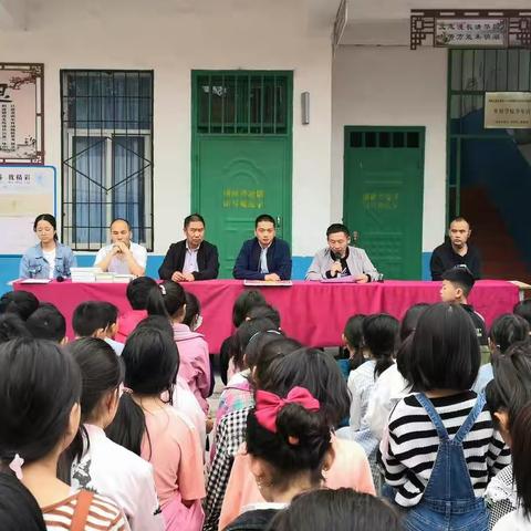“不负光阴，砥砺前行”赵保镇中心小学期中考试总结暨表彰大会