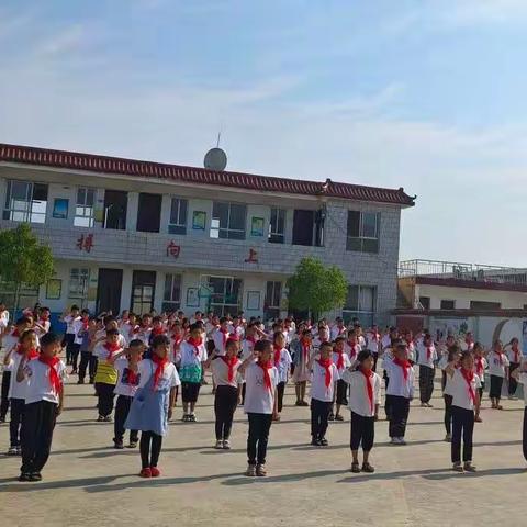 喜迎二十大，争当好少年。杨树岗小学一年级少先队员入队活动纪实