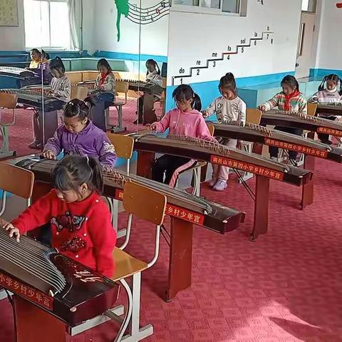 小古筝手们进步真快，看看她们弹奏的多齐啊！