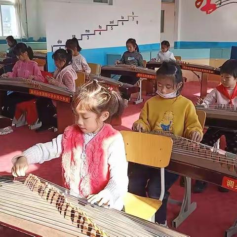 注意啦！有没有看到一次次的进步！关键是演奏姿势越来越漂亮啦～～