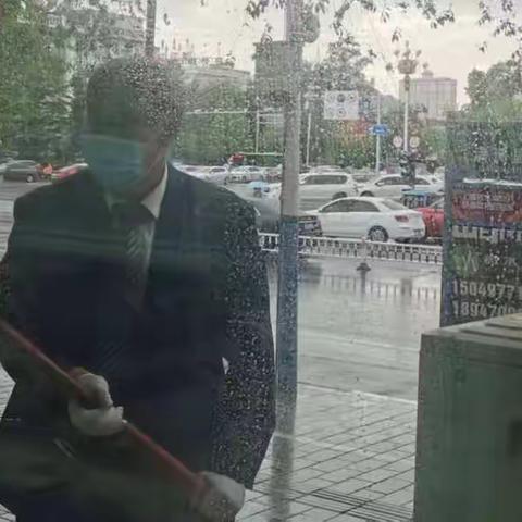 “疫”尘不染“净”待您来--中国工商银行广场支行积极开展环境卫生大扫除活动