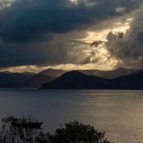 霞浦是摄影天堂，每天有数万集人打卡，由于受天气的影响能拍出的大片较难，18年夏季我们迎着玛丽亚台风，