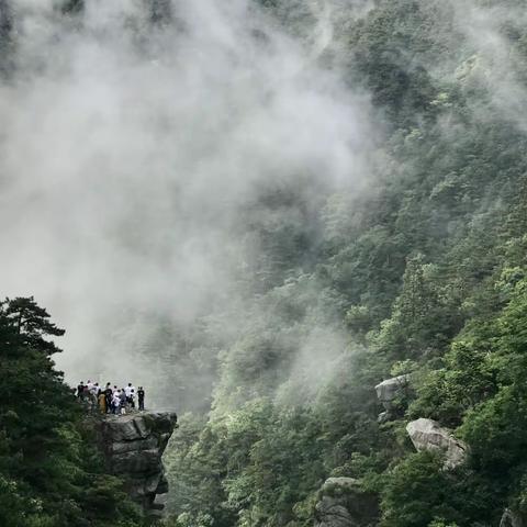 庐山是中国名山，四大避暑度假胜地，名人政客，风云变幻。庐山烟雨蒙蒙，不识庐山真面目，只缘身在此山中。