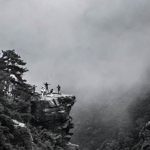 六月的庐山烟雨蒙蒙，正是不识庐山真面目⋯身居烟雨蒙蒙的庐山才是最美的景色。