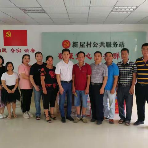 让世界充满爱！惠州市中心血站副站长万小春在驻村第一书记钟惠源陪同下，到新屋村慰问建档立卡户的特困人员！