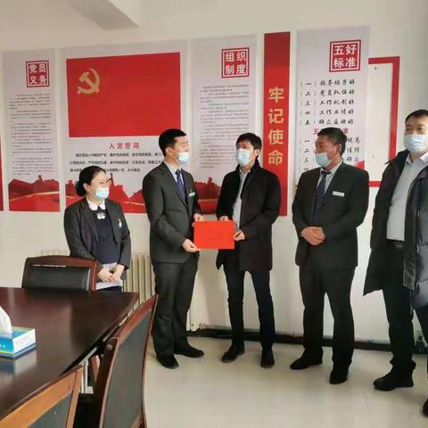 阿勒泰兵团分行党委书记、行长李茁同志一行赴一八七团支行调研慰问