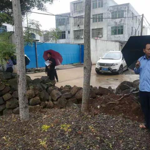 顶着大风雨调解 感化两家多年土地纷争