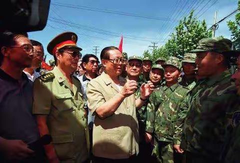 军委主席江泽民在退休前来到116师视察