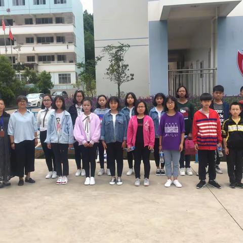 洛河民族中学“红旗飘飘，引我成长”主题教育活动