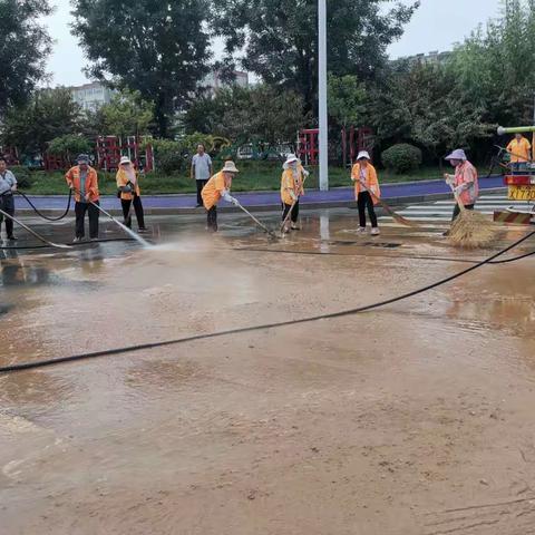 县环卫绿化管护中心迅速清淤，确保道路整洁畅通