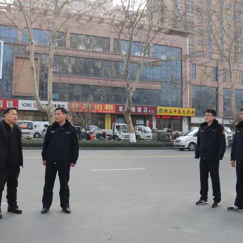 县城市管理局、县环卫绿化管护中心督导解决车辆“带泥上路”问题