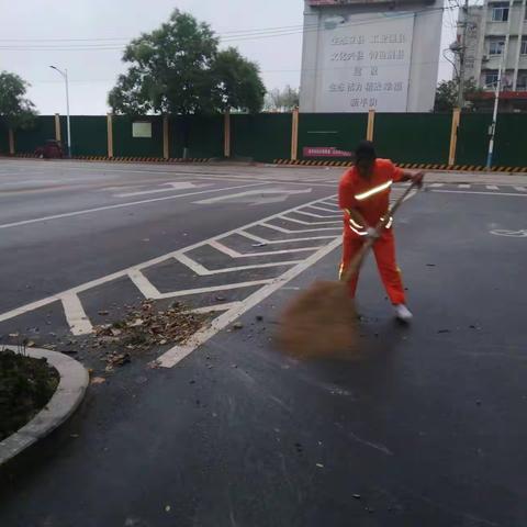 【平阴】环卫绿化管护中心雨后忙清淤