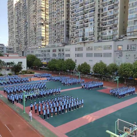 斗志昂扬，展飒爽英姿——松柏中学2022级高一新生军训第二天