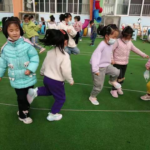 莒县第六实验小学附属幼儿园：大三班户外活动——《跳皮筋》