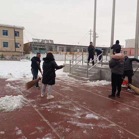 “清积雪、净校园”———达拉特旗第十三小学三（6）班清雪活动