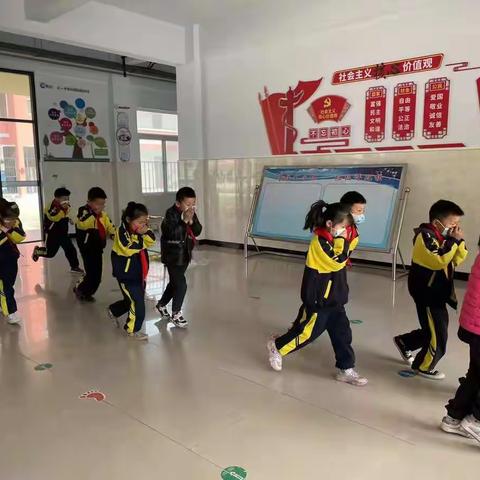 遗棠小学开展消防演练活动