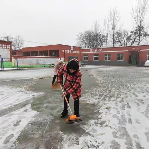 不畏严寒扫积雪  扫雪开路暖人心