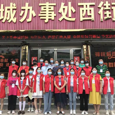 疫情防控中社区里的，——志愿红