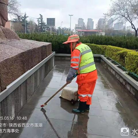 【莲湖  桃园】雨天一如既往，强化道路保洁