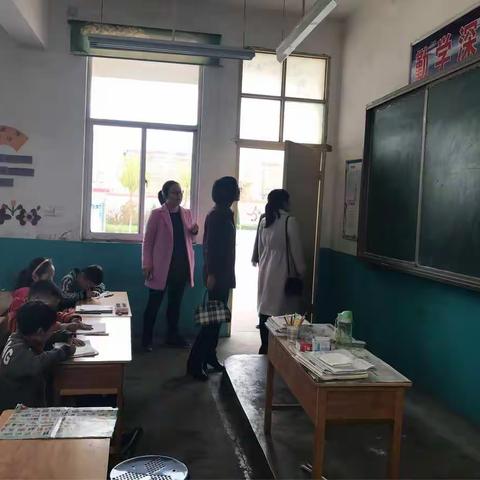 市局到杨楼镇下水小学开展教育教学常规检查