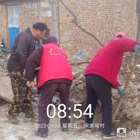 宋埠村退役军人志愿服务队帮助退伍老军人打扫卫生