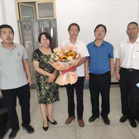 副区长王小玲开展教师节走访慰问活动