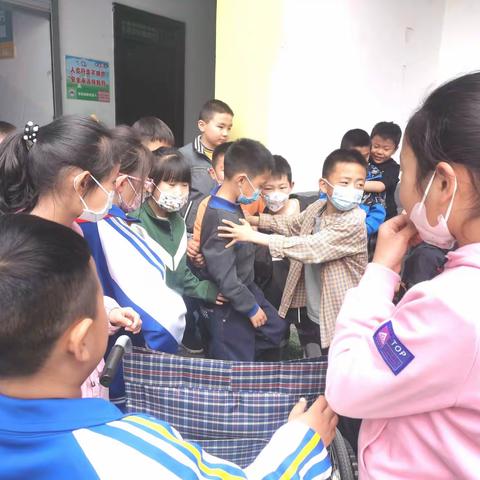 赠人玫瑰，手有余香——延职附小学生暖心互助受伤同学