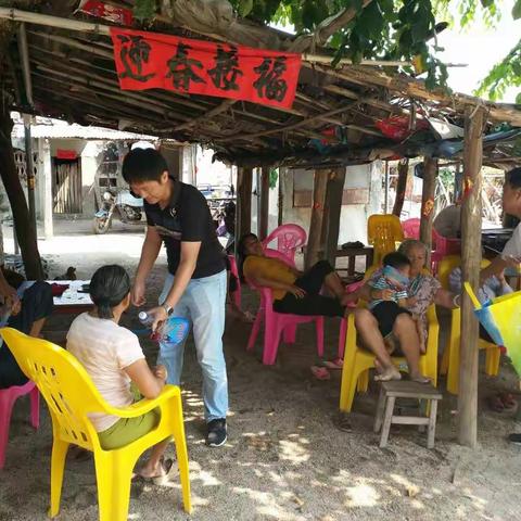 4月10日不磨振兴工作队队长唐刘继带领队员陈奇希和值班村干部张笃京宣传“扫黑除恶”和查看危房改造进度。