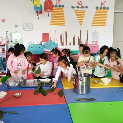 香城镇中心幼儿园开展“粽香满园”活动