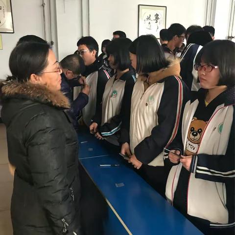 “高举团旗跟党走”矿区中学新团员入团仪式