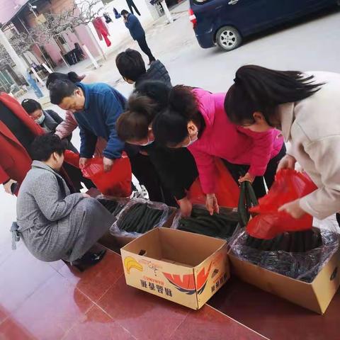 东城街道东大社区“爱心销售 共行善举 为农民朋友创收益”帮扶活动