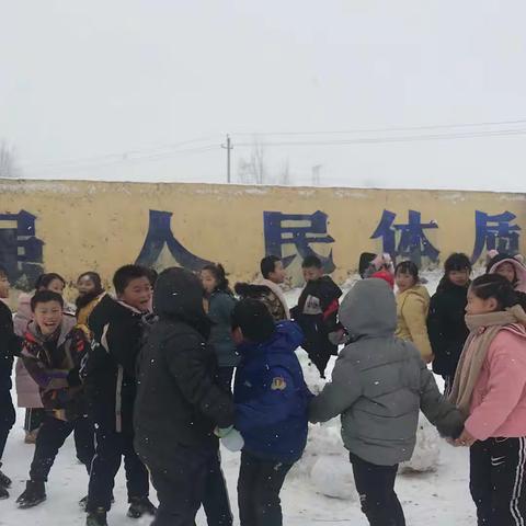 不负最美下雪天——东庄第十小学                       三年级一班玩雪篇