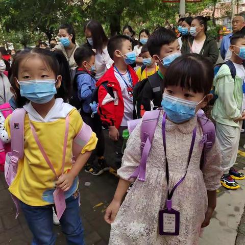 礼润童年  向美成长 ﻿﻿         ——2021—2022学年新郑市外国语小学一年级入学礼