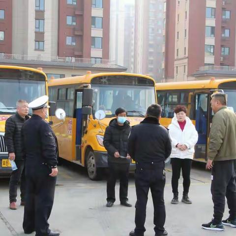 【迁西县局】交警大队开展春季学前校车“大体检” 筑牢校车安全防线
