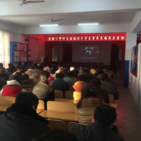 泊头市齐桥小学开展对自雇车学生家长交通安全宣讲