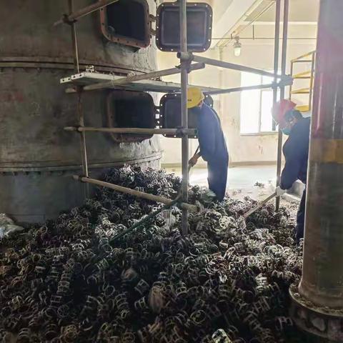 检修中忙碌的身影