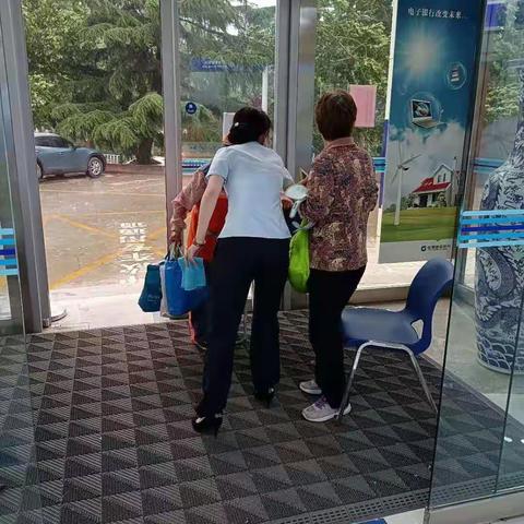 迎国庆，劳动者港湾送温情