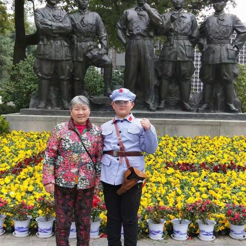 陪伴家人参观纪念馆