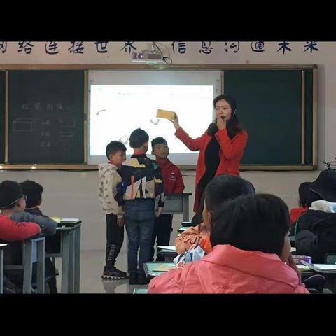 黄泥河小学204班的数学课堂。